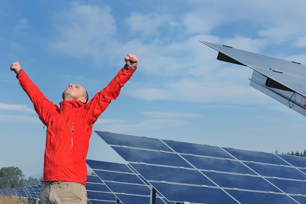 Mannlicher Solarpanel-Ingenieur am Arbeitsplatz