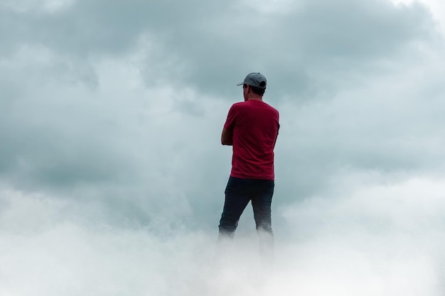 mannporträt, das in den himmel und in die wolken gestikuliert