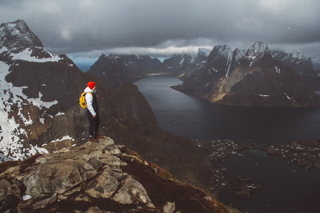 Mannreisender, der auf dem Reinebringen-Bergrücken in Norwegen-Lifestyle-Abenteuerreisen wandert.