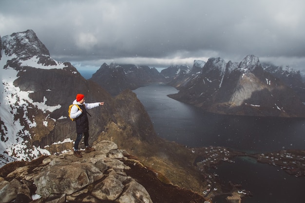 Mannreisender, der auf dem Reinebringen-Bergrücken in Norwegen-Lifestyle-Abenteuerreisen wandert.