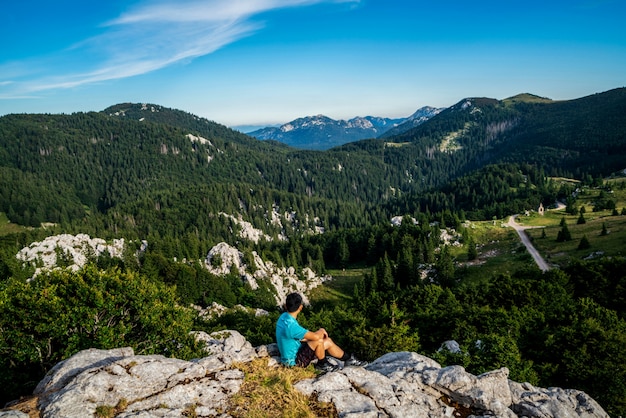 Mannreisender, der über Landschaft wandert