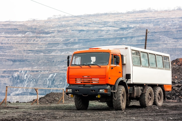 Mannschaftsbus in einem Steinbruch