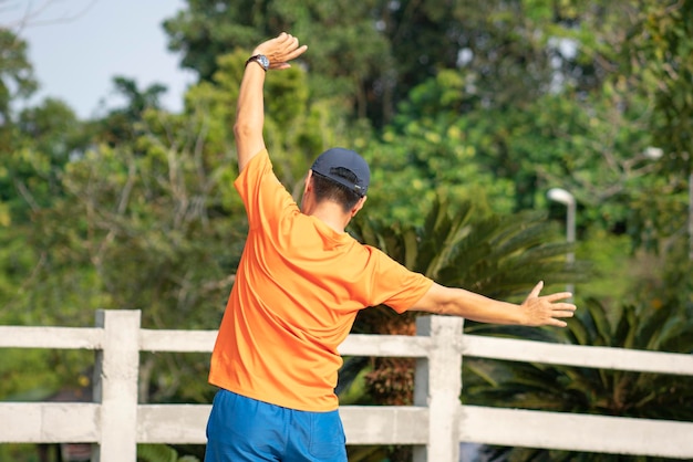 Mannsportler, der im Park trainiert