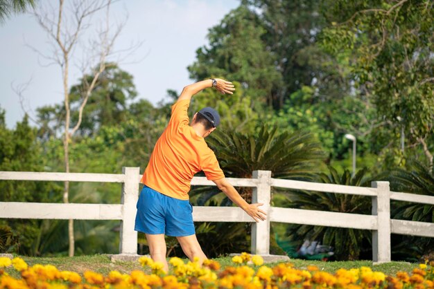 Mannsportler, der im Park trainiert