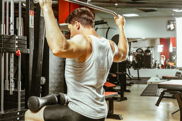 Manntraining in der lokalen Turnhalle