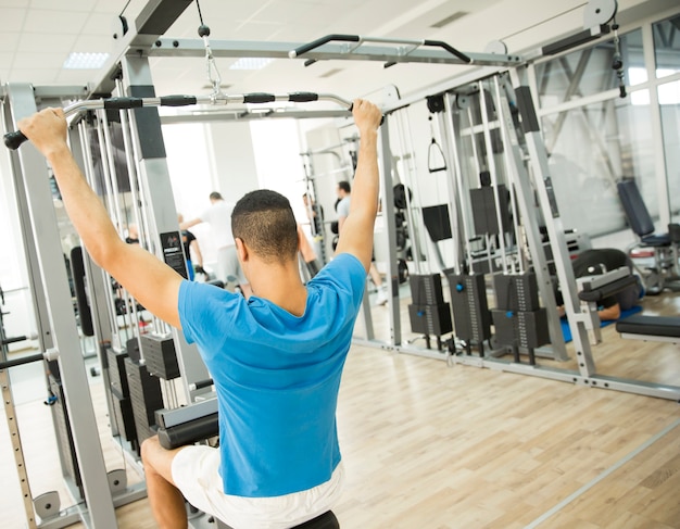 Manntraining in der Turnhalle