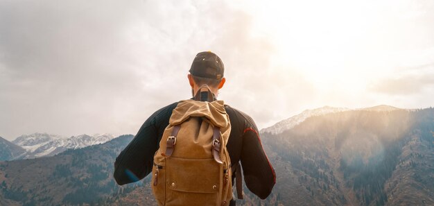 Mannwanderer in den Bergen