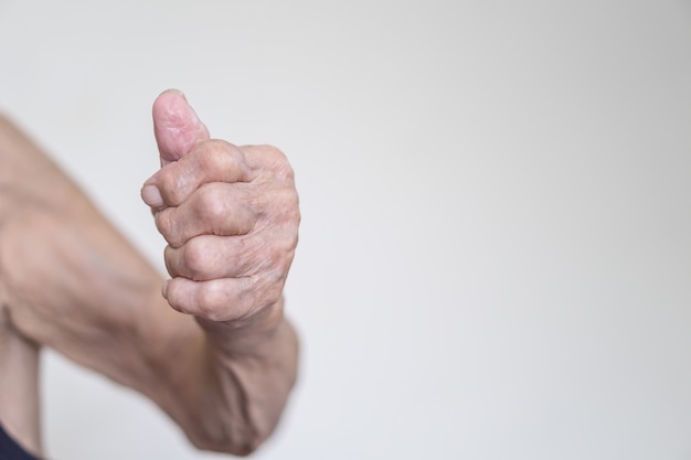 Una mano de 93 años hombre asiático con pulgares arriba gesto