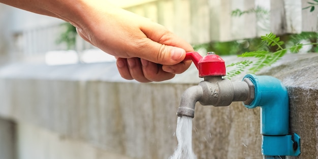 Mano abierta para beber agua del grifo