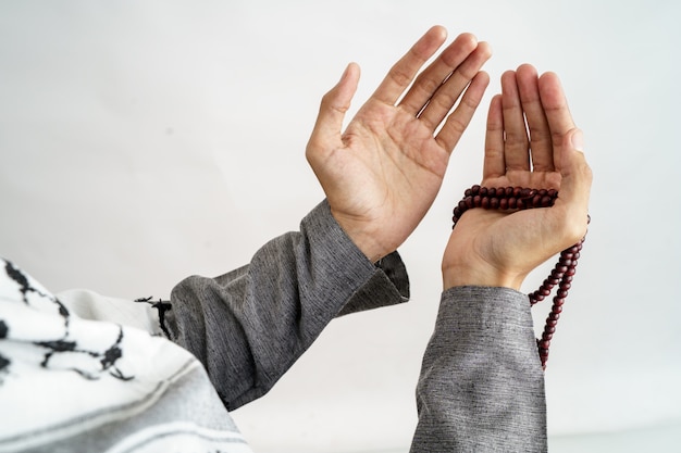 Foto mano abra el brazo mientras reza en la cultura islámica