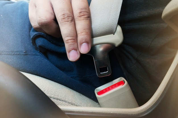 La mano se abrochó con el cinturón de seguridad dentro del coche (cinturón de seguridad).