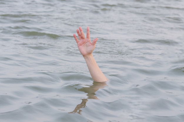 Foto mano ahogandose en el mar