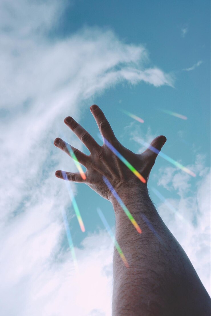mano en el aire jugando con la luz del sol
