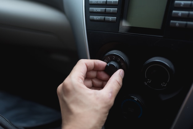 mano ajustar acondicionador de aire volumn en coche