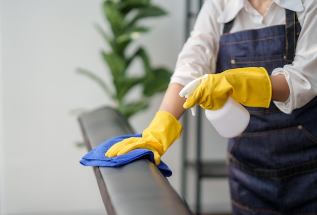Foto la mano de una ama de casa que está limpiando limpia el sofá