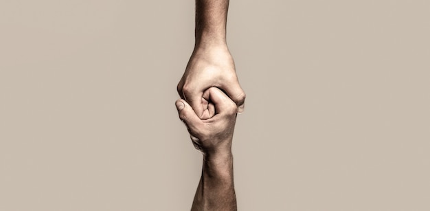 Mano amiga extendida, brazo aislado, salvación. Cierre la mano de ayuda. Ayudar a la mano concepto y día internacional de la paz, apoyo. Dos manos, brazo de ayuda de un amigo, trabajo en equipo. En blanco y negro.