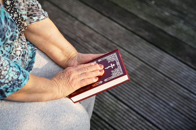 La mano de una anciana en la biblia