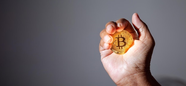La mano del anciano sostiene una moneda de oro Bitcoin. El dinero de la criptomoneda La confianza financiera de los ancianos después del concepto de jubilación.
