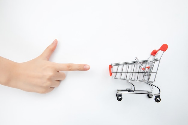 Mano apuntando al carrito de compras