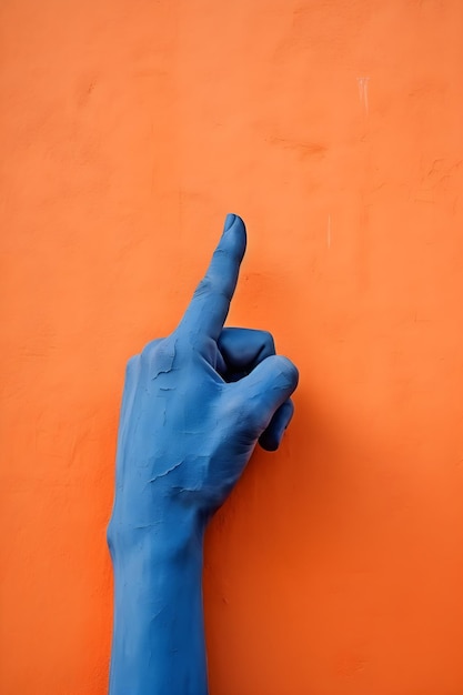 Una mano apuntando al cielo con un dedo azul apuntando a la derecha.