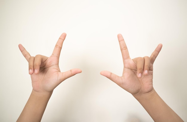 Foto la mano apuntando a algo y hacer una señal en fondo blanco