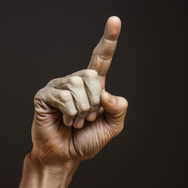 Foto una mano está apuntando hacia arriba es el dedo índice frente al fondo negro