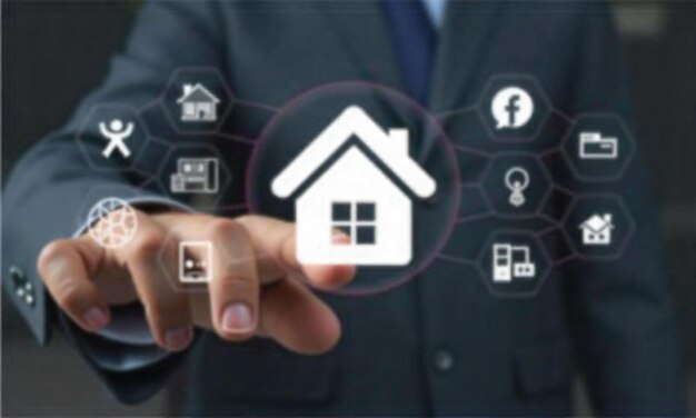 Una mano apuntando a un icono de casa en una pantalla digital rodeada de varios bienes raíces y finanzas