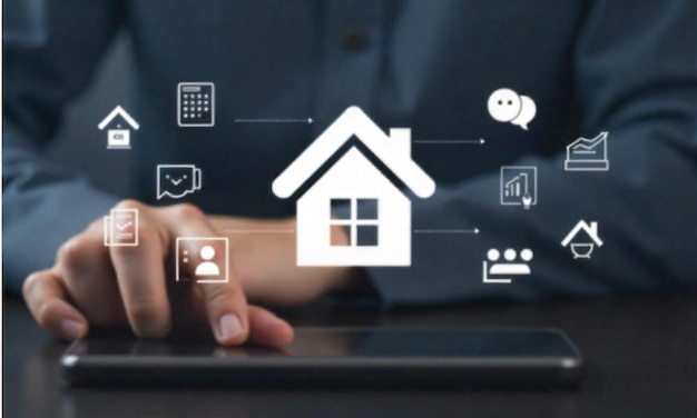 Una mano apuntando a un icono de casa en una pantalla digital rodeada de varios bienes raíces y finanzas
