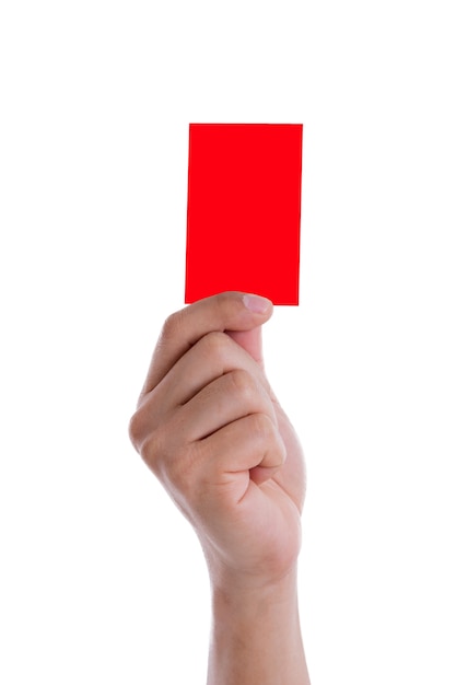 Foto mano de árbitro de fútbol mostrando tarjeta roja sobre fondo blanco.