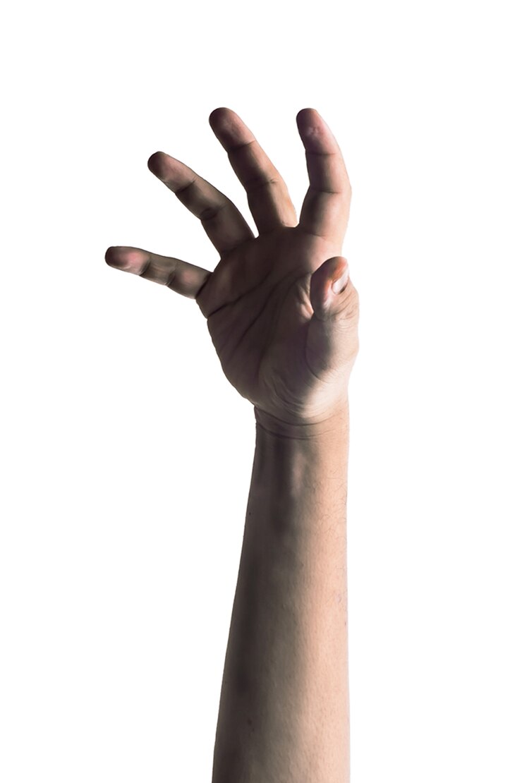 Foto mano asustadiza del zombi aislada en el fondo blanco