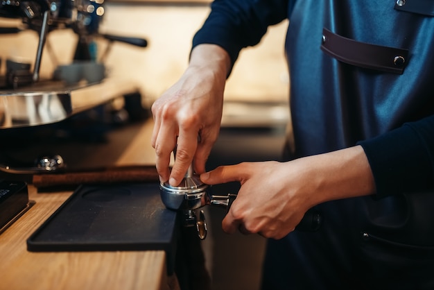 Mano de barista vierte bebida de máquina de café