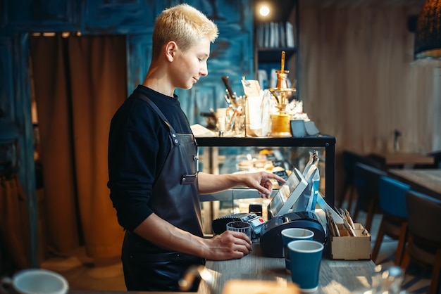 Mano de barista vierte bebida de máquina de café