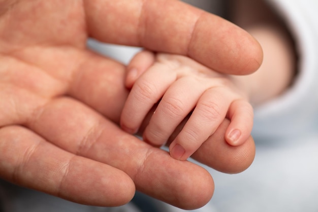 Foto la mano de un bebé con el dedo apuntando a la derecha