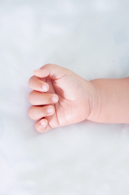 Foto la mano del bebé en el fondo blanco.