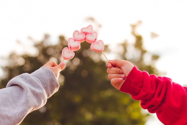 La mano del bebé sostiene el caramelo