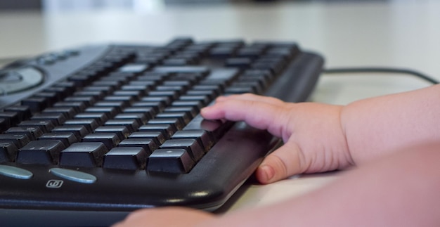 La mano de un bebé con el teclado de la computadora