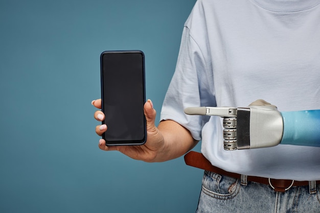 Mano biónica apuntando al teléfono inteligente