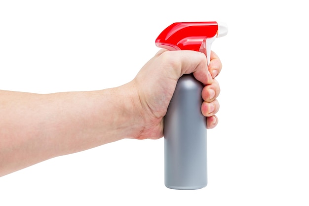 Mano blanca desnuda sosteniendo una botella de spray de plástico gris aislada en fondo blanco
