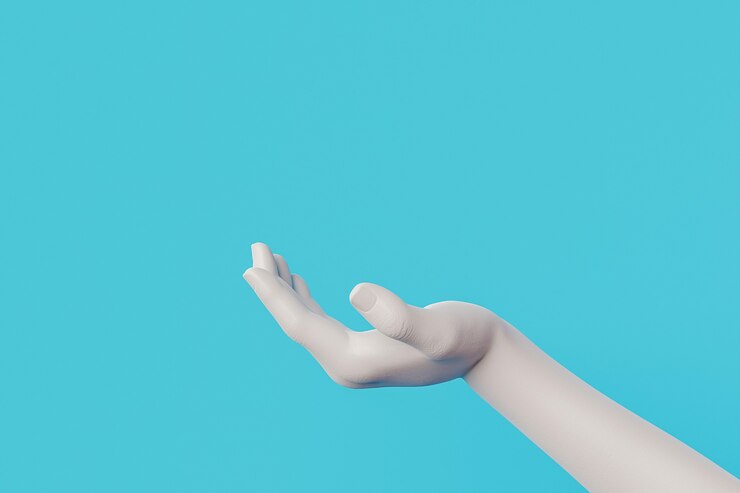 Foto mano blanca para exhibición de productos con fondo azul.