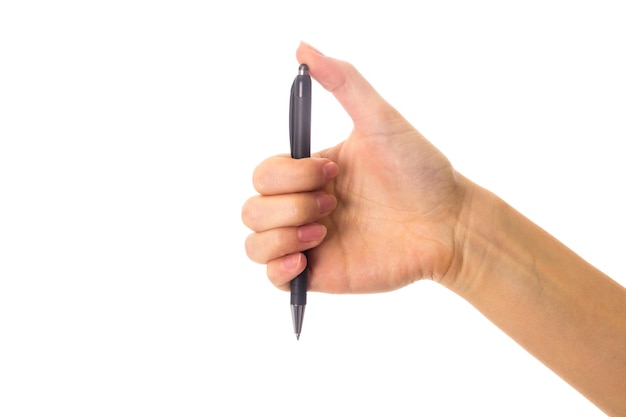 Mano blanca de mujer sosteniendo un bolígrafo negro sobre fondo blanco en el estudio