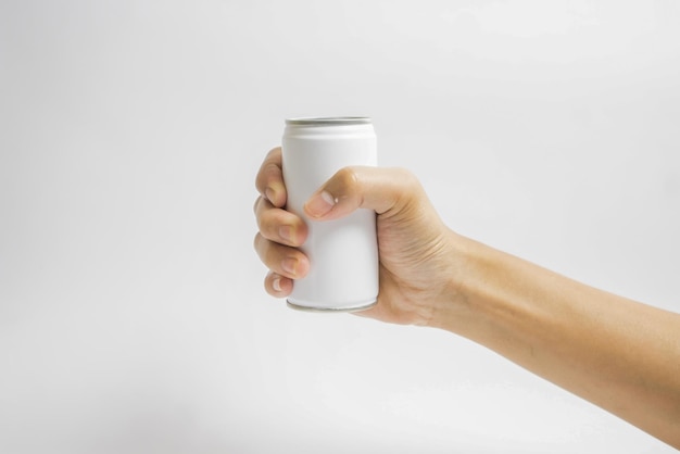 Foto mano en blanco sosteniendo maquetas de lujo de latas de soda de estaño realistas imagen en blanco