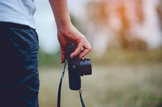 Mano y cámara del fotógrafo.