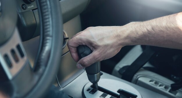 Mano en el cambio de coche manual