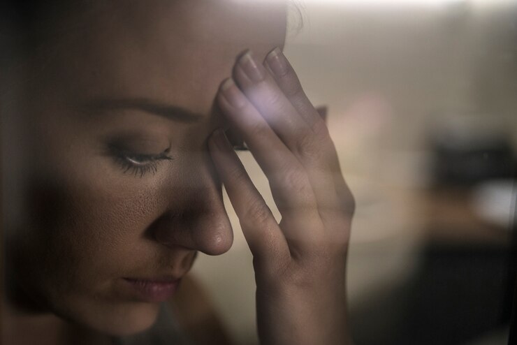 Mano de chica melancólica y triste en la ventana