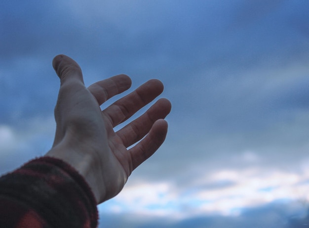 mano en el cielo