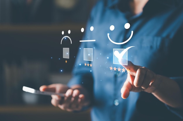 La mano del cliente muestra una retroalimentación con cara sonriente Concepto de calificación de satisfacción del servicio Evaluación del servicio al cliente Mano femenina asiática con emoticon Sonríe de satisfacción