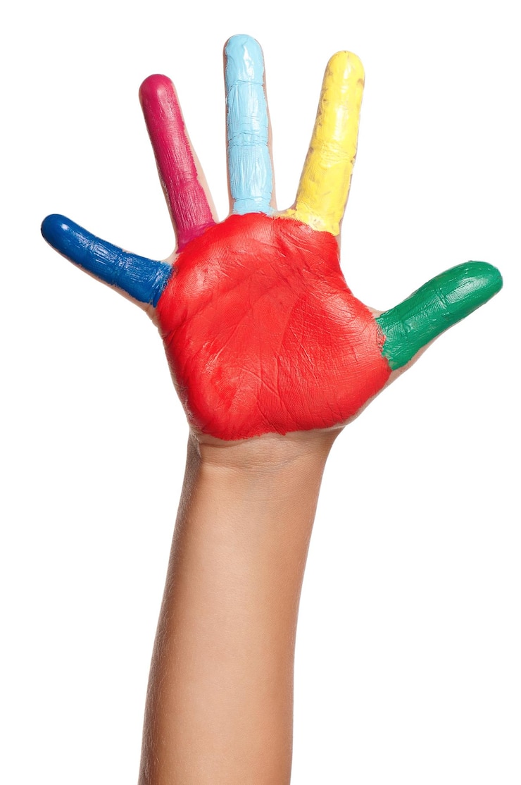 Foto la mano colorida del niño aislada sobre un fondo blanco