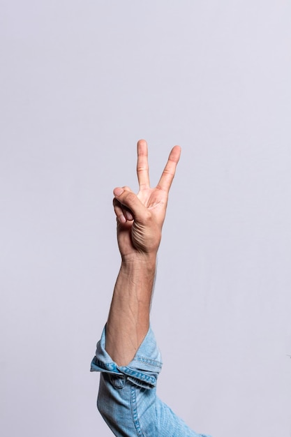 Foto mano contando el número dos hombre mano mostrando el número dos tipo dedo contando el número dos sobre fondo aislado