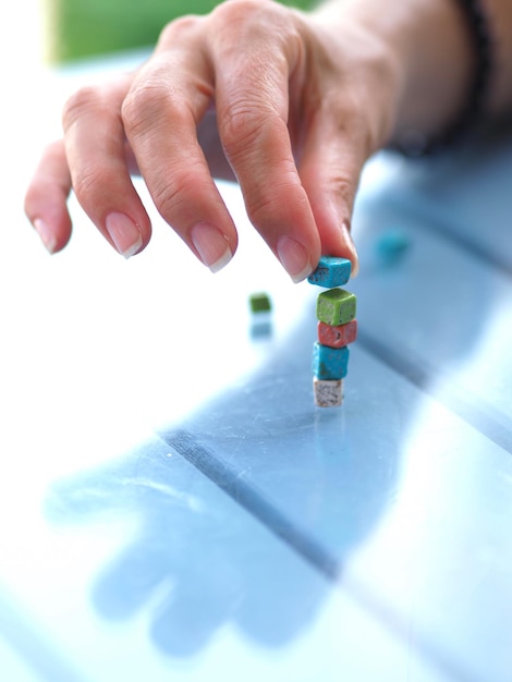 Foto la mano cortada apilando dulces en la mesa