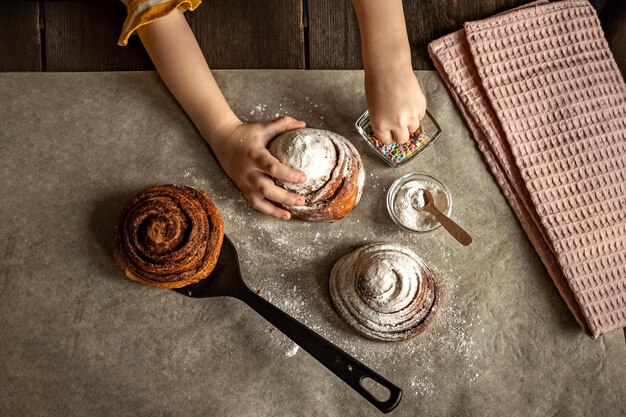 Foto mano cortada de una chica preparando comida en la mesa